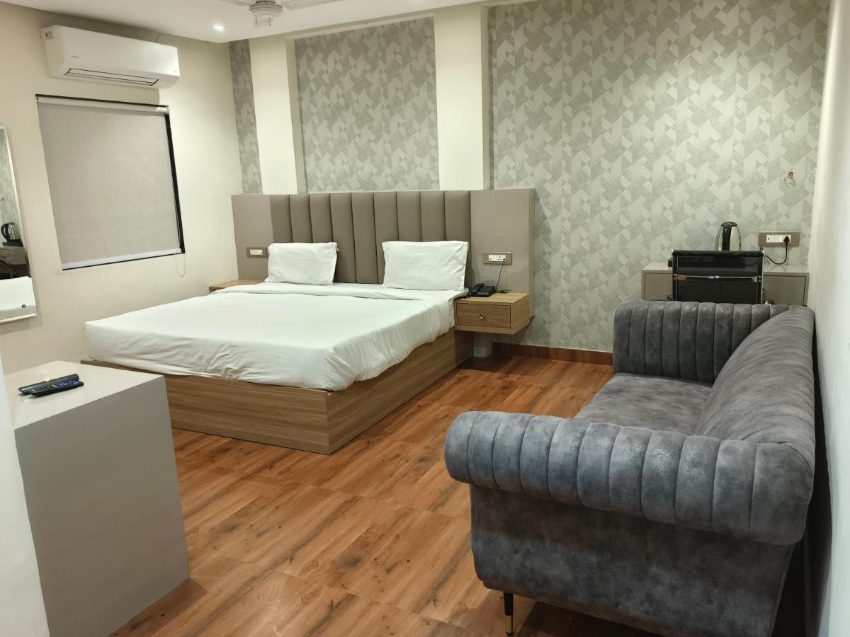 Hotel Sharma Regency Lucknow Buitenkant foto