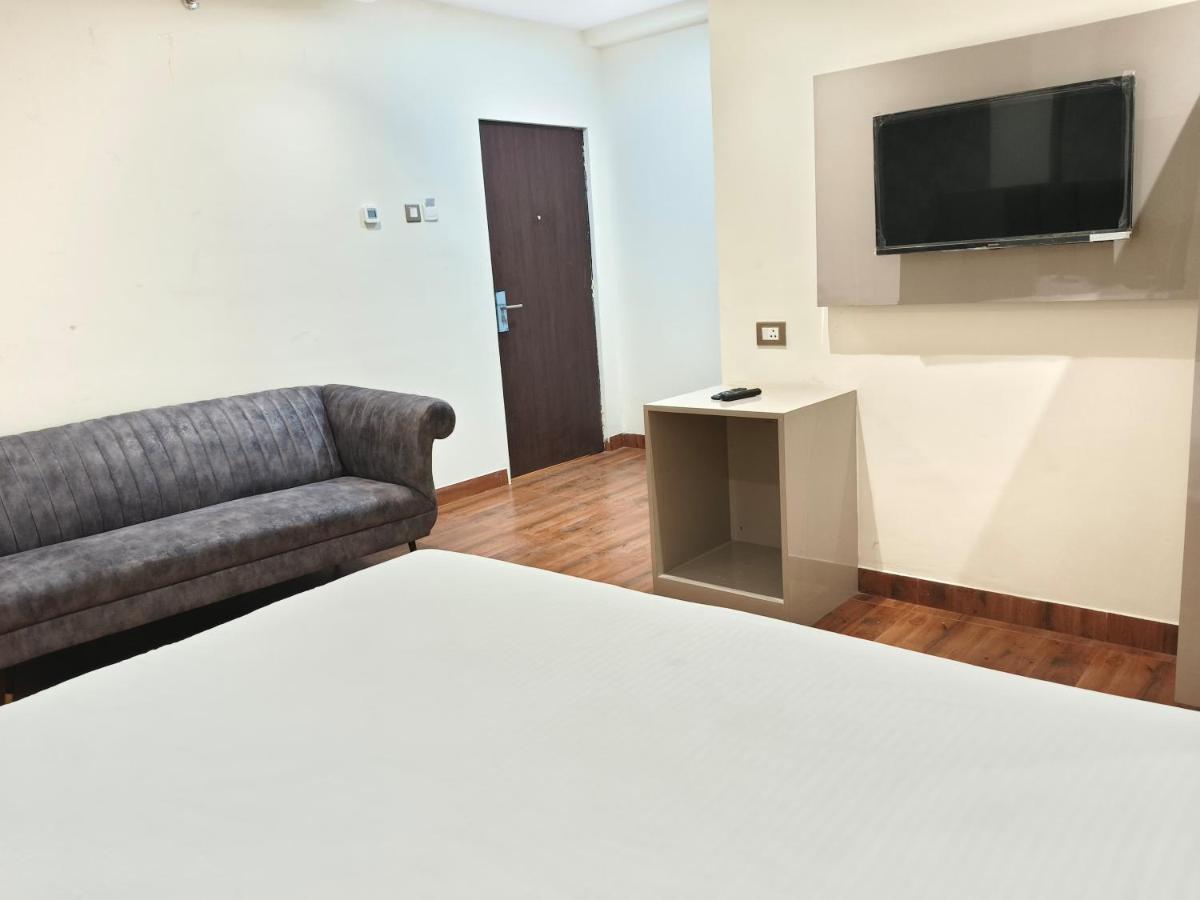 Hotel Sharma Regency Lucknow Buitenkant foto