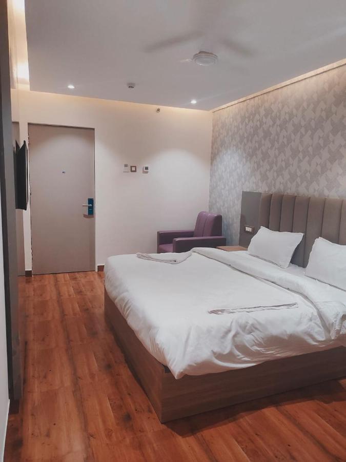 Hotel Sharma Regency Lucknow Buitenkant foto